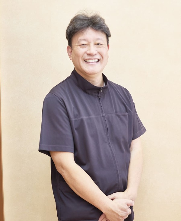 枚方市楠葉のホワイトニングが評判の歯医者、たかぎ歯科クリニックの院長、高木一徳
