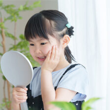 枚方市樟葉の歯医者、たかぎ歯科クリニックで、子供でもホワイトニング可能?歯の変色の原因と安全に白くする方法について解説