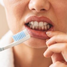 枚方市樟葉の歯医者、たかぎ歯科クリニックで歯ぐきが紫色なのは何が原因?治療法や予防法も解説